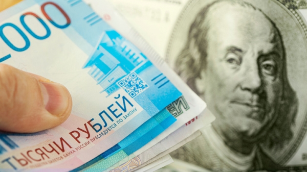 В российских банках евро превысил 90 рублей, а доллар 80