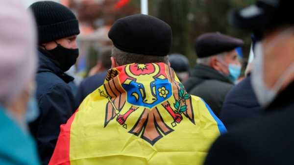 Жители Молдавии принесли навоз к парламенту из-за дорогого газа