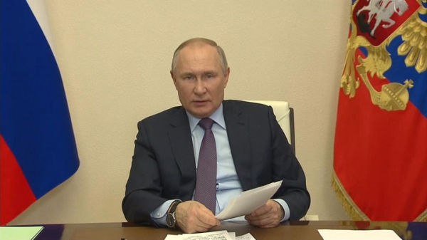 Путин поручил принять новую энергетическую стратегию России