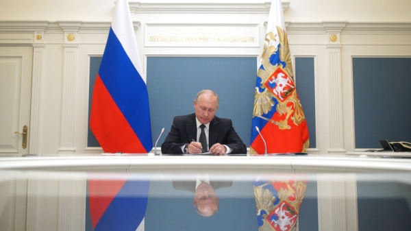 Путин подписал закон о параллельном импорте и недрах