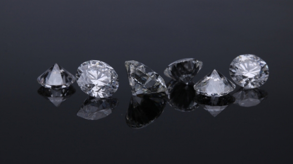 Учёные создали алмазы из пластика и выяснили, как часто идут "алмазные дожди"