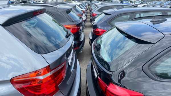 Продажи новых легковых автомобилей в октябре снизились на 63%