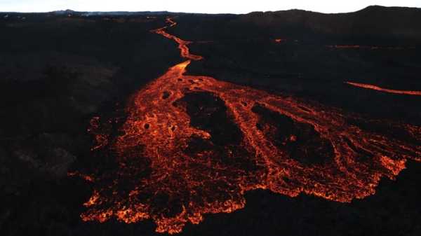 Начал извергаться крупнейший вулкан на Земле