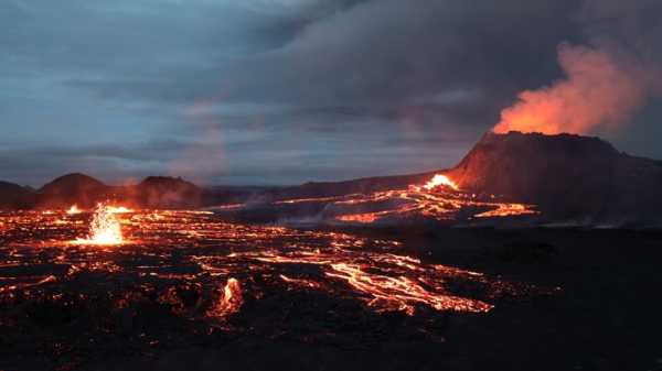 Начал извергаться крупнейший вулкан на Земле
