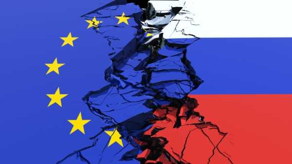 Российские банки сократили валютные переводы из-за санкций ЕС