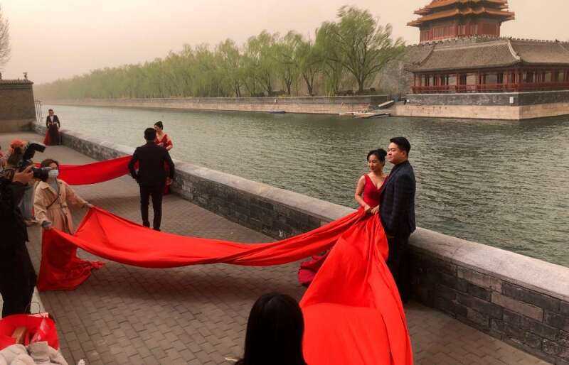 Китай намерен вознаграждать пары, если невесте меньше 25 лет